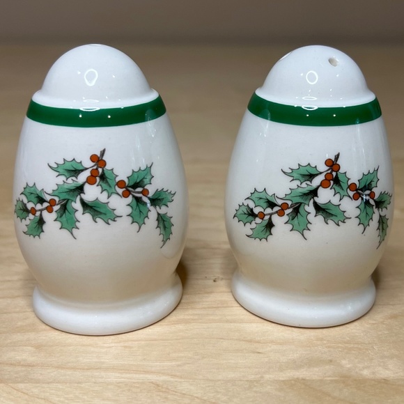 Vintage Spode Salt and Pepper Shaker Set in Christmas Tree Pattern - Picture 3 of 7